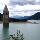 Kirchturm im See im Sommer