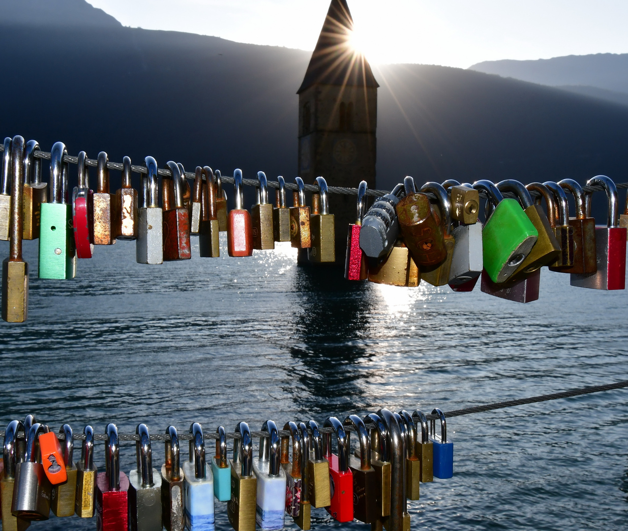 Kirchturm im See (Rechensee / Südtirol)