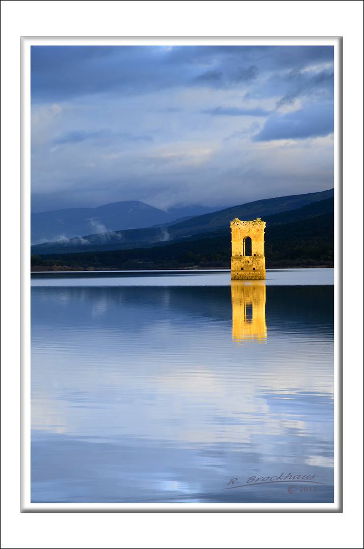 Kirchturm im Stausee bei Vinuesa (Soria/Spanien)