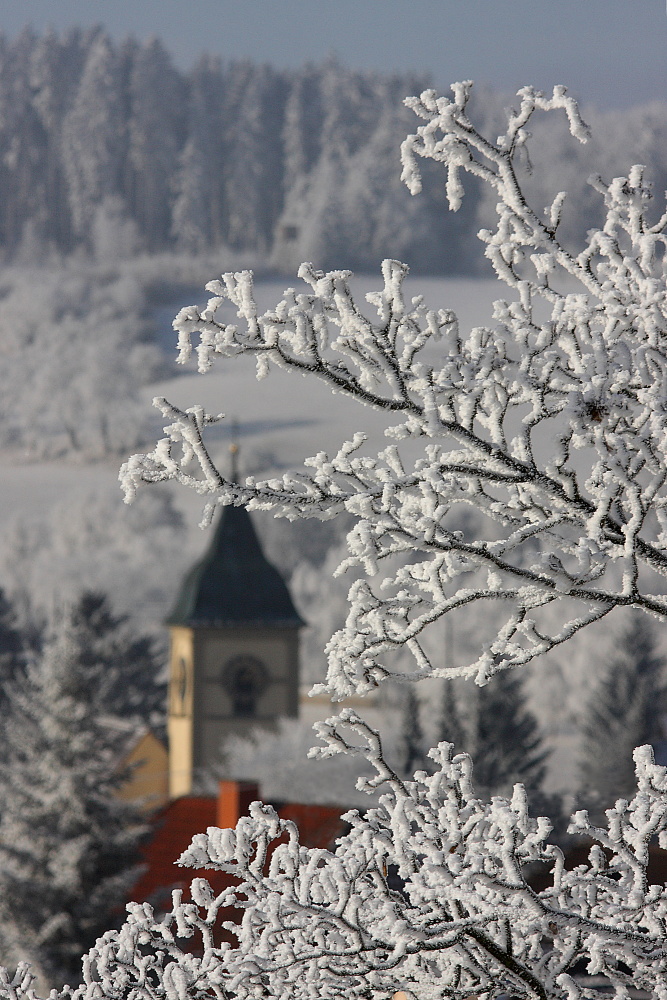 Kirchturm im Winter