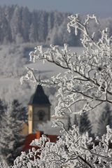 Kirchturm im Winter