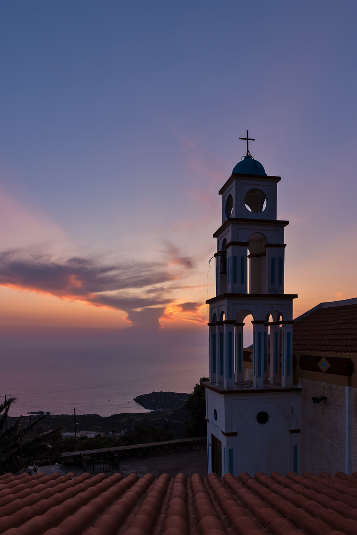 Kirchturm in der Abenddämmerung