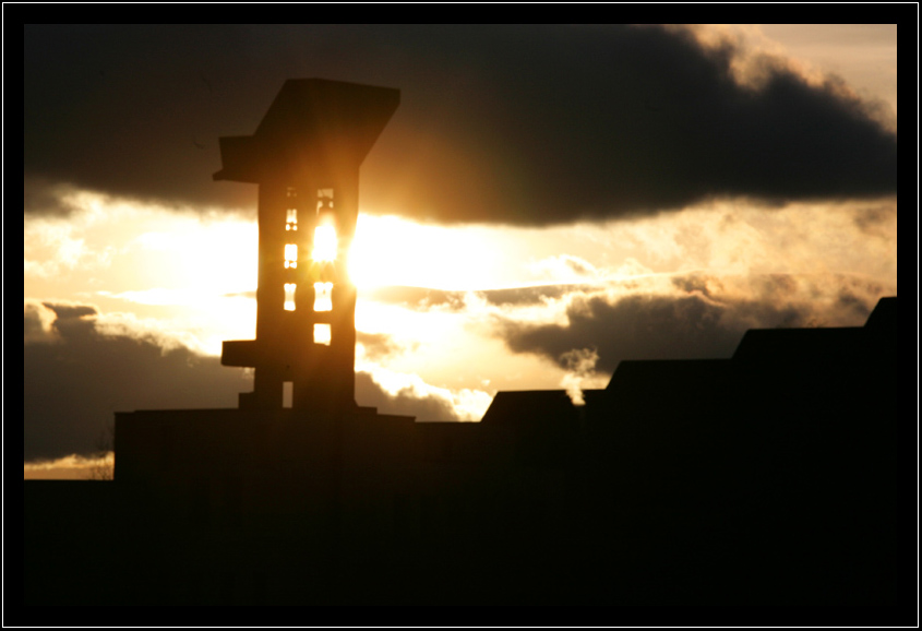 Kirchturm in der Abendsonne