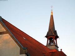 Kirchturm in der Abendsonne