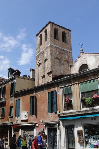 Kirchturm in der Mitte