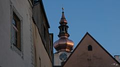 Kirchturm in der Morgensonne