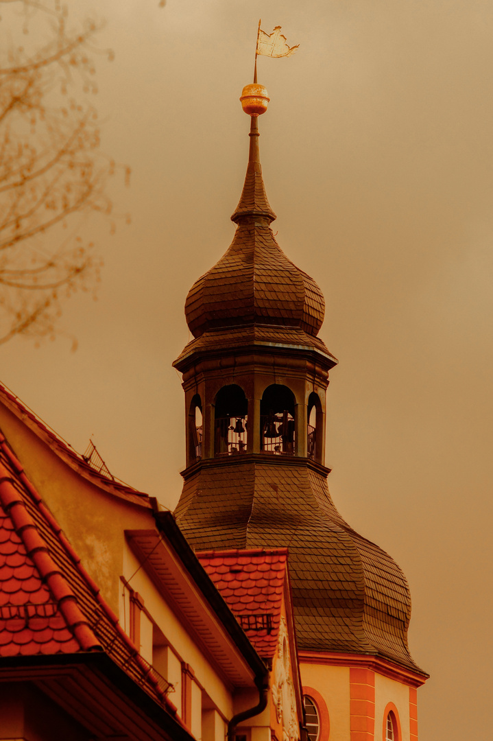 Kirchturm in Etlichen