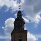 Kirchturm in FFM mit Himmel