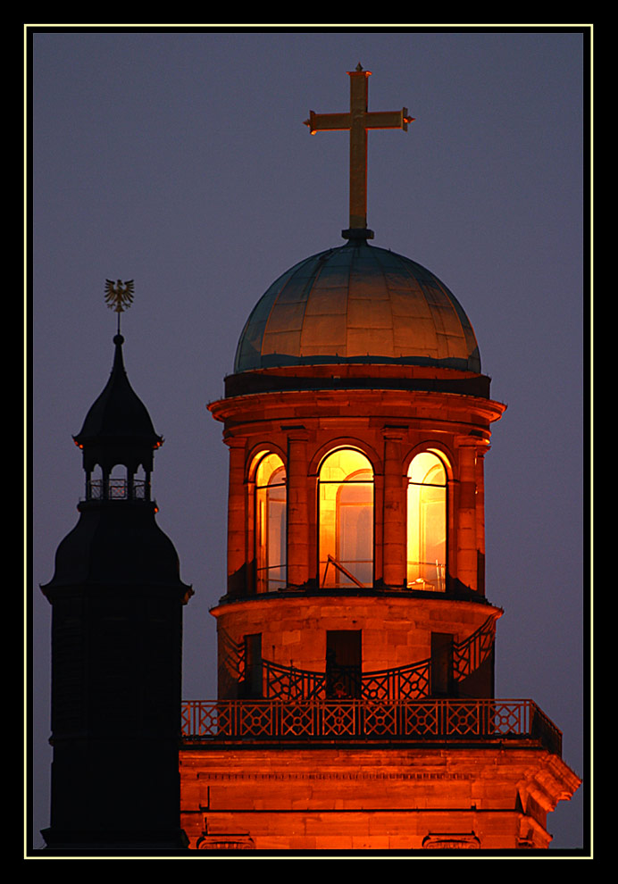 Kirchturm in Frankfurt zur blauen Stunde