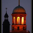 Kirchturm in Frankfurt zur blauen Stunde