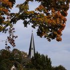 Kirchturm in herbstlicher Umgebung