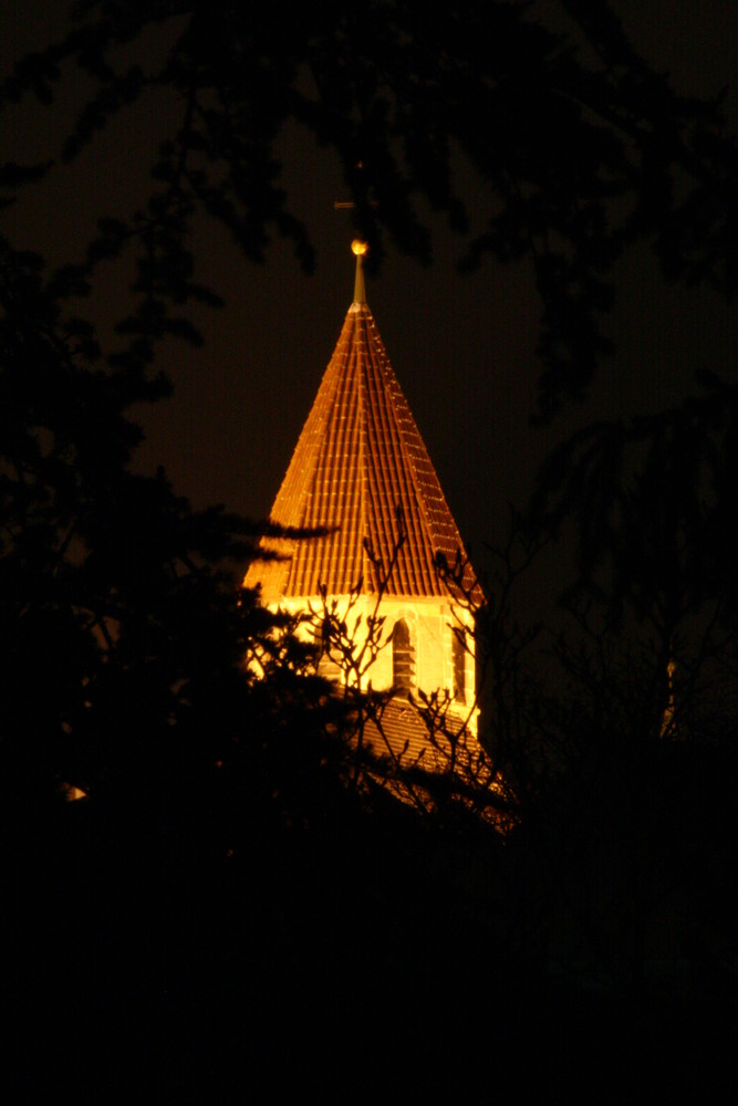 KIRCHTURM IN NELLINGEN ZUR ADVENTSZEIT