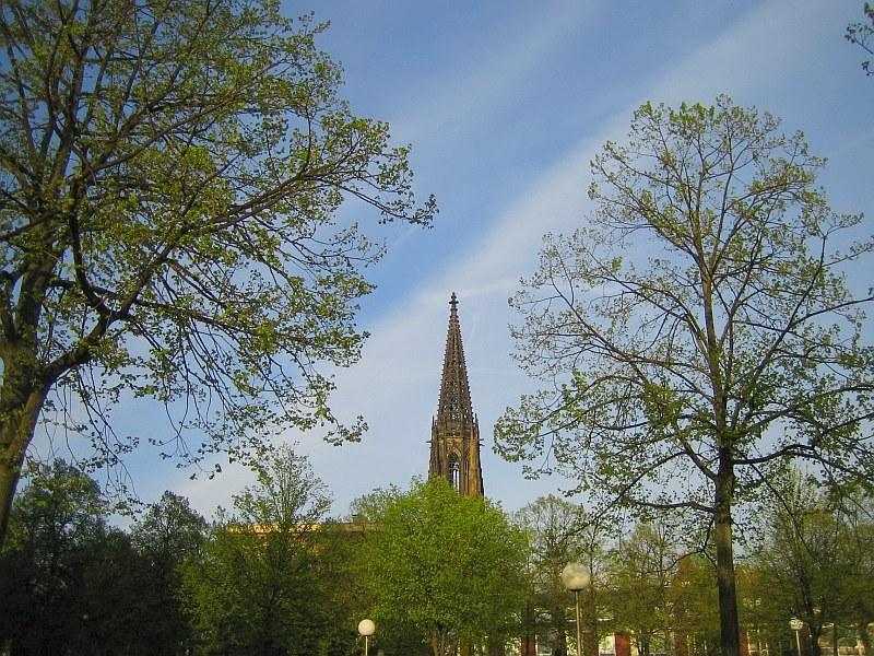 Kirchturm mit diagonalem Wolkenband