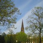 Kirchturm mit diagonalem Wolkenband