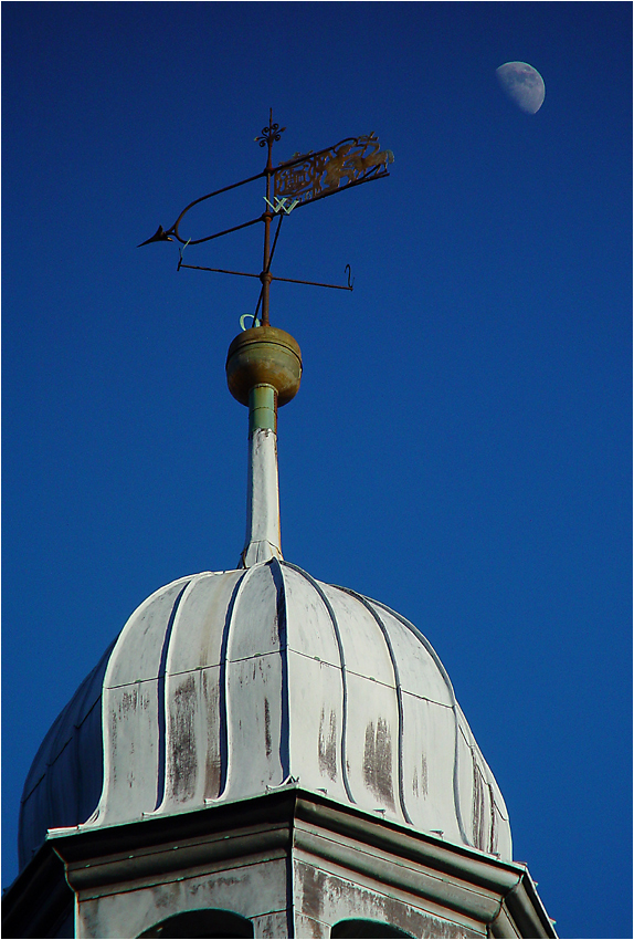 Kirchturm mit Mond