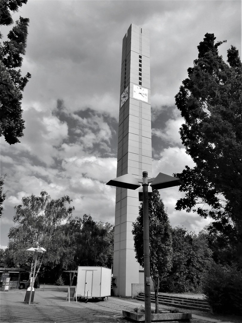 Kirchturm mit Pommesbude....