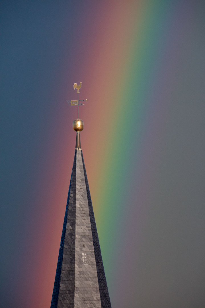 Kirchturm mit Regenbogen