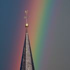 Kirchturm mit Regenbogen