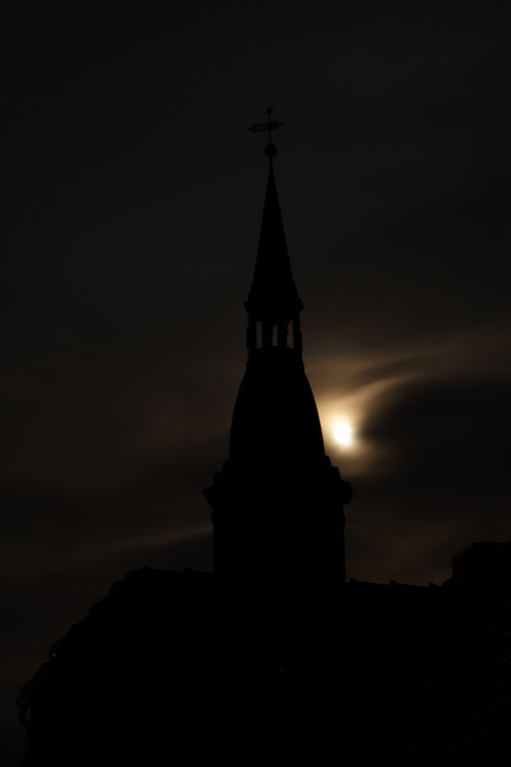 Kirchturm mit Vollmond