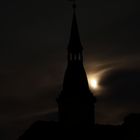 Kirchturm mit Vollmond