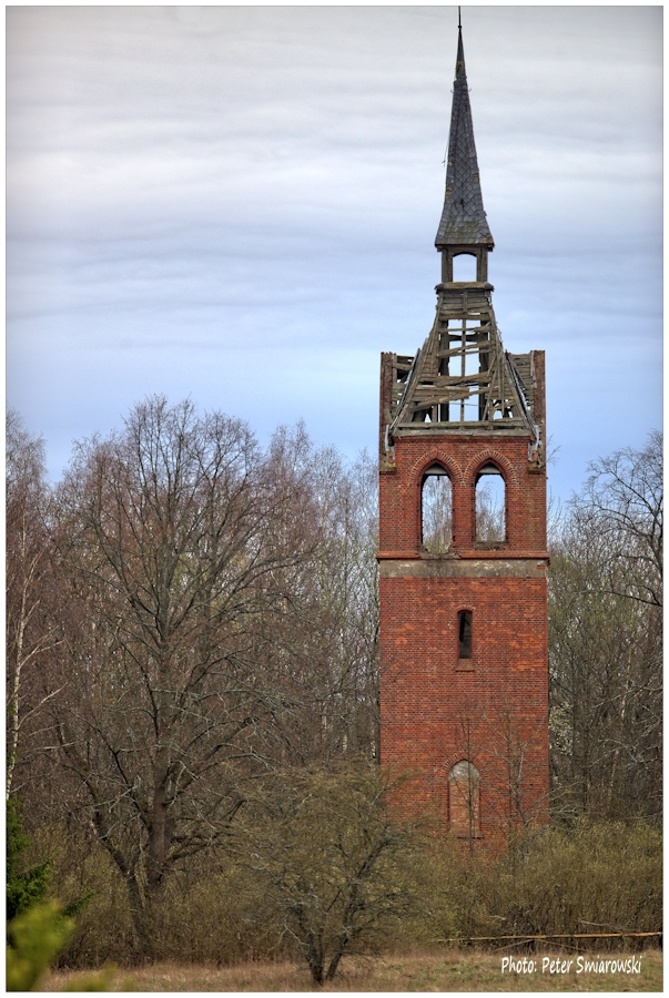 Kirchturm ohne Dorf