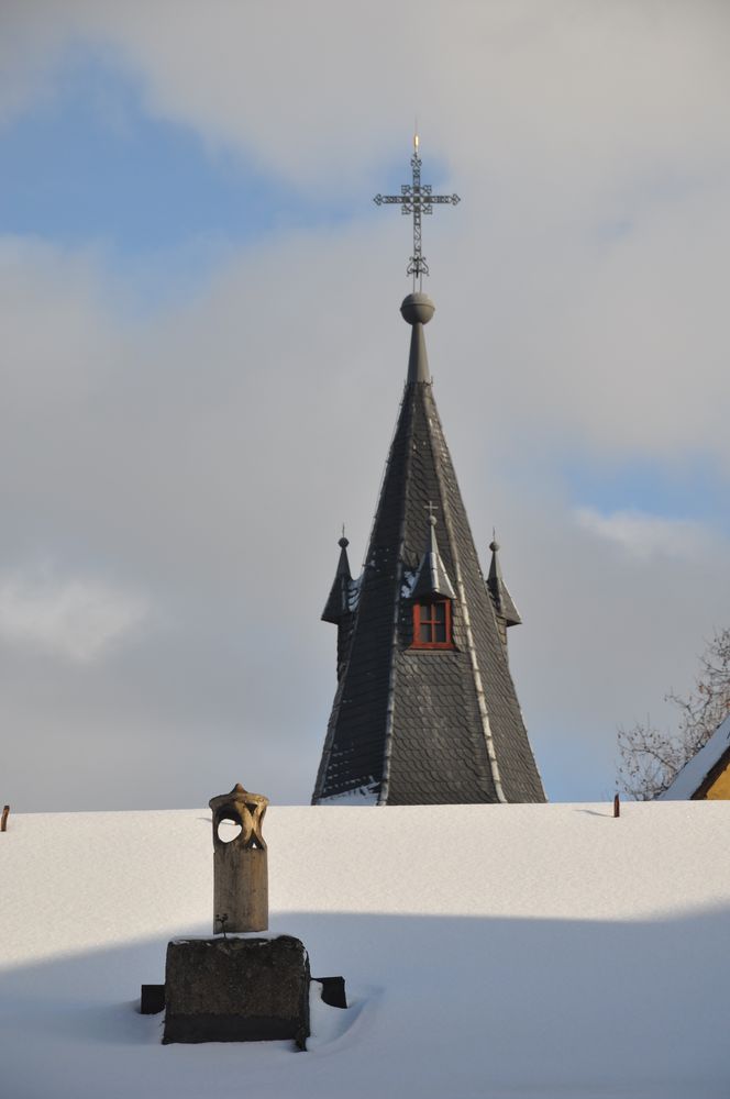 Kirchturm ohne Schnee