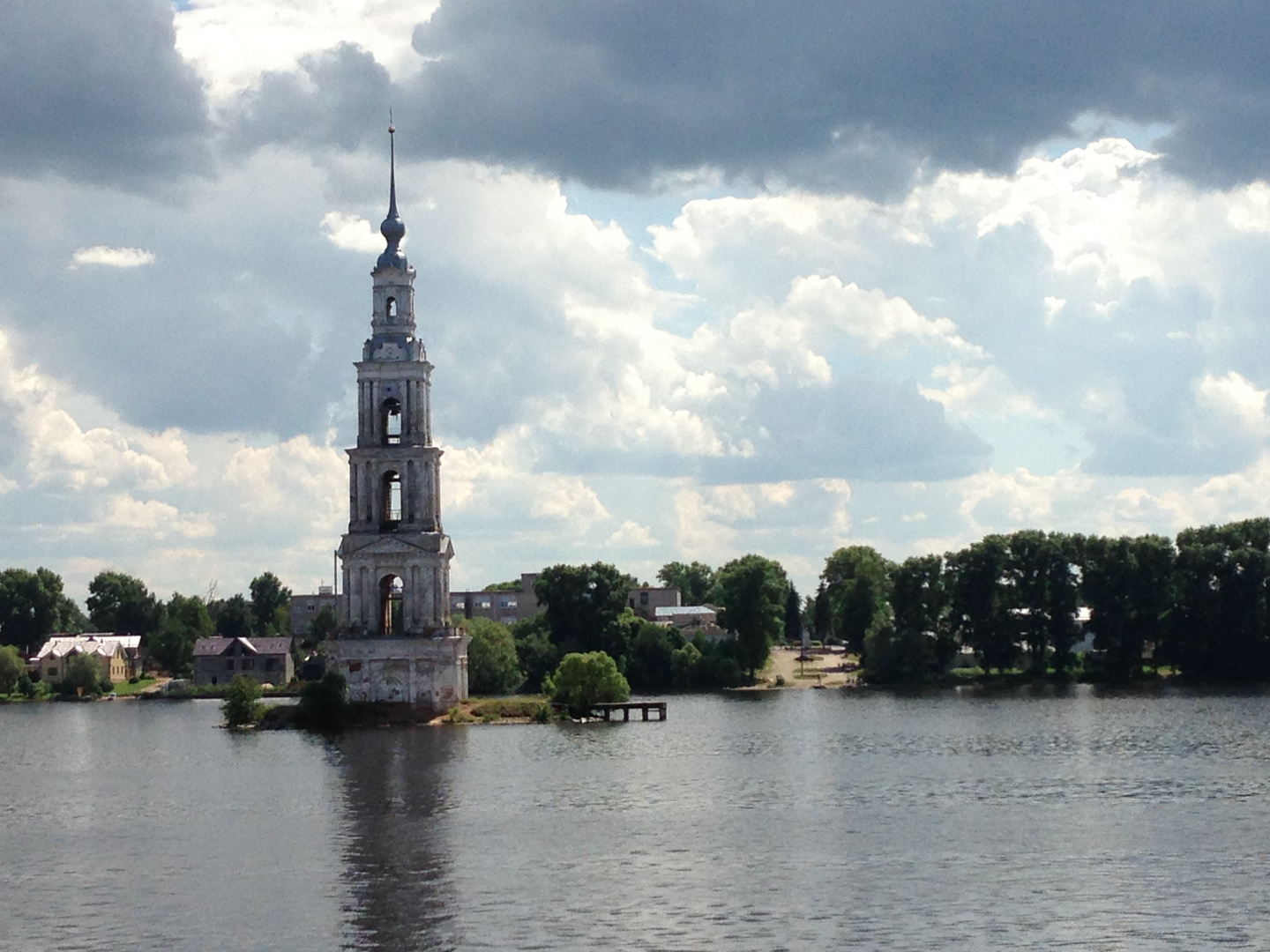 Kirchturm - Rest einer versunkenen Stadt in Russland