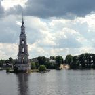 Kirchturm - Rest einer versunkenen Stadt in Russland