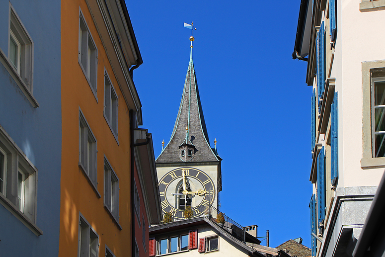 Kirchturm St. Peter zur Nachmittagszeit