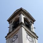 Kirchturm und blauer Himmel