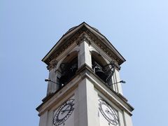 Kirchturm und blauer Himmel