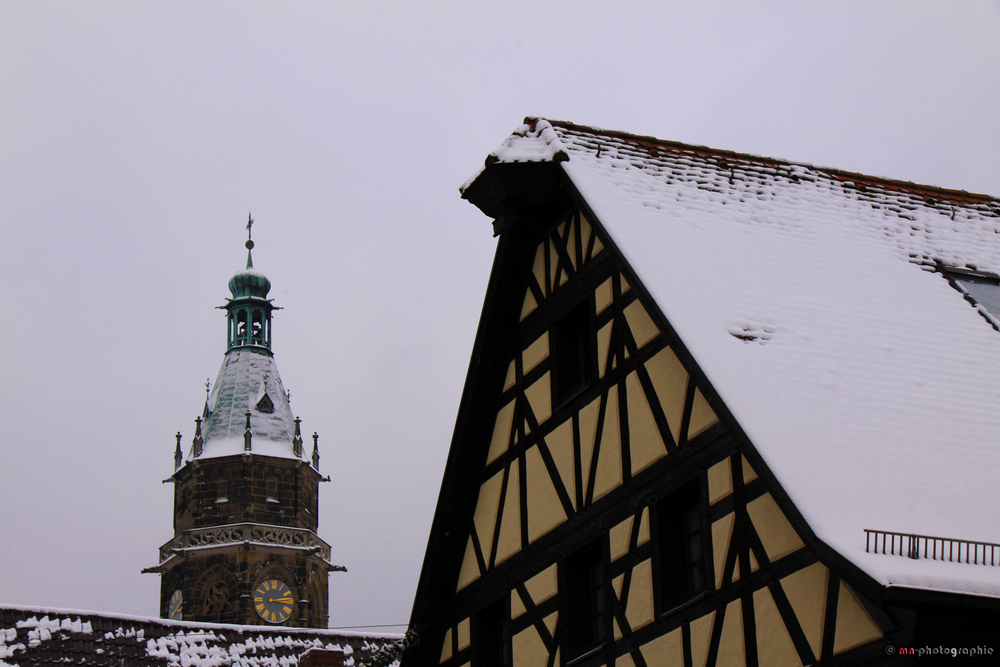 Kirchturm und Fachwerkhaus in Roth