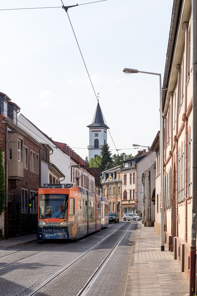 Kirchturm und Straßenbahn