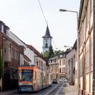 Kirchturm und Straßenbahn