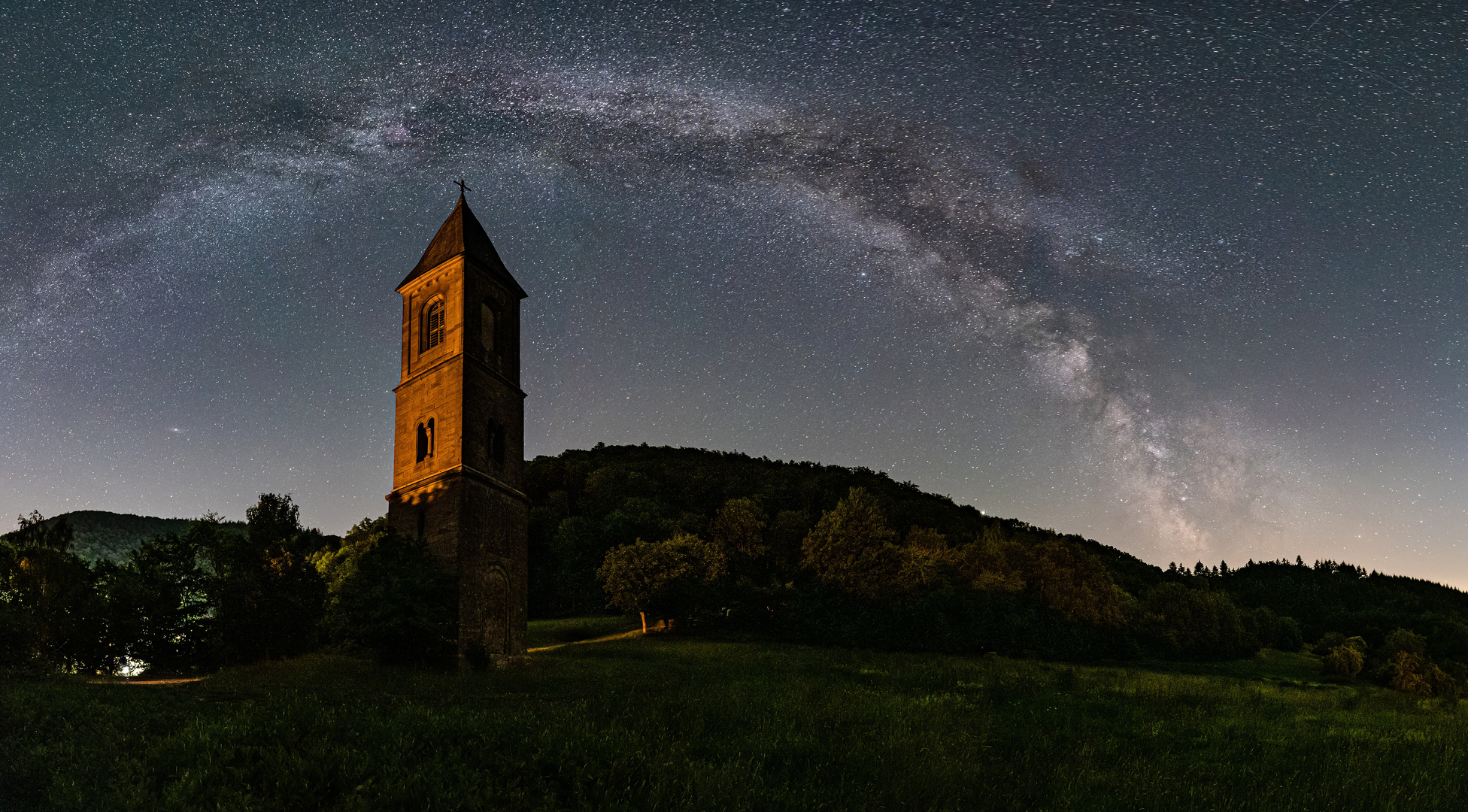 Kirchturm unterm Sternenzelt