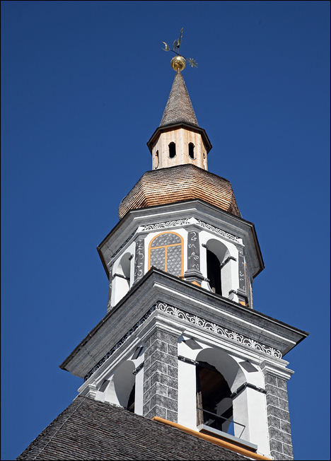 Kirchturm von Bever im Engadin