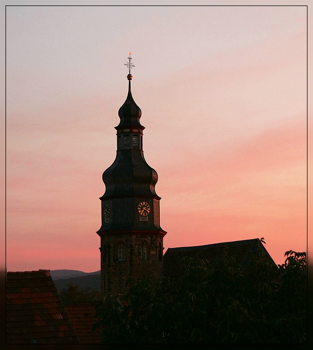 Kirchturm von Kallstadt an der Weinstraße im Abendlicht