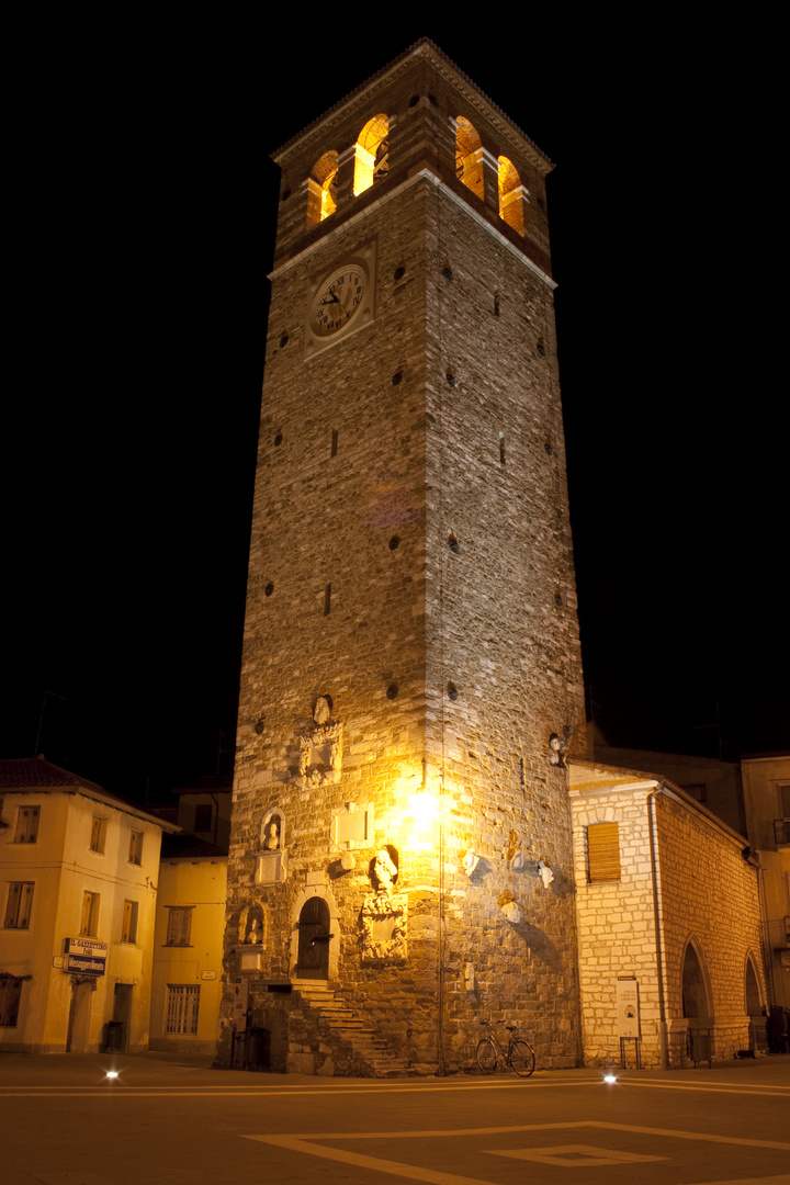 Kirchturm von Marano bei Nacht