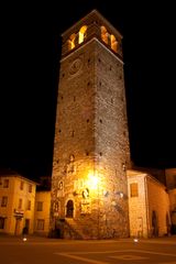 Kirchturm von Marano bei Nacht