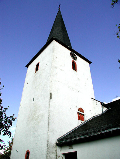 Kirchturm von St. Peter und Paul in Auw bei Prüm, Eifel