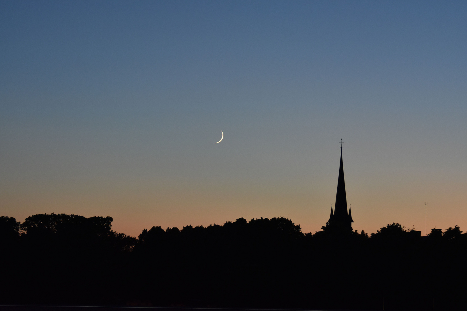 Kirchturm Vor Abendlicht