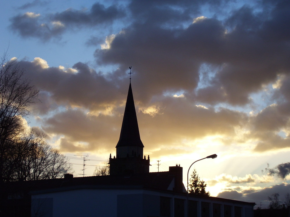 Kirchturm vor dem Sonnenuntergang