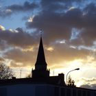 Kirchturm vor dem Sonnenuntergang