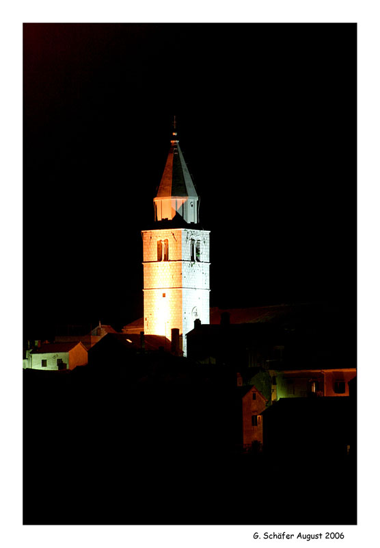 kirchturm - vrbnik bei nacht