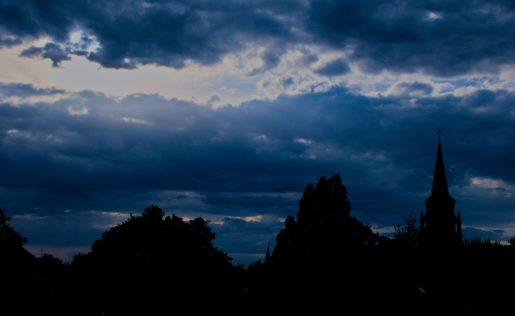 Kirchturm zur blauen Stunde