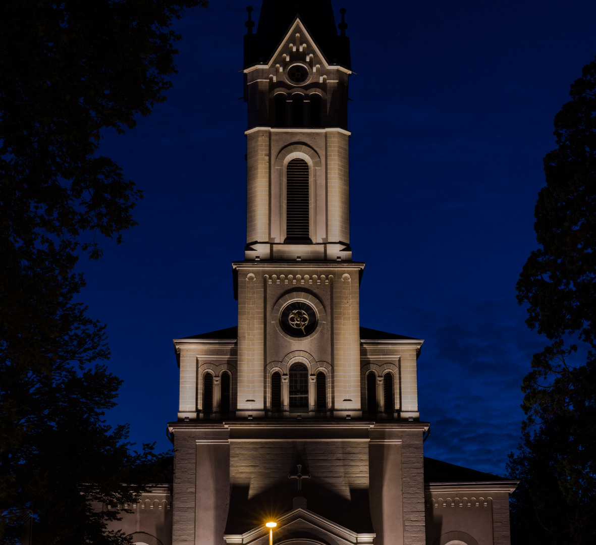 Kirchturm zur blauen Stunde