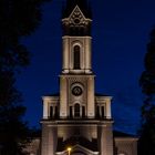 Kirchturm zur blauen Stunde