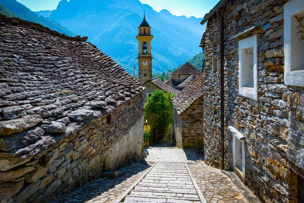 Kirchturmblick im Verzascatal