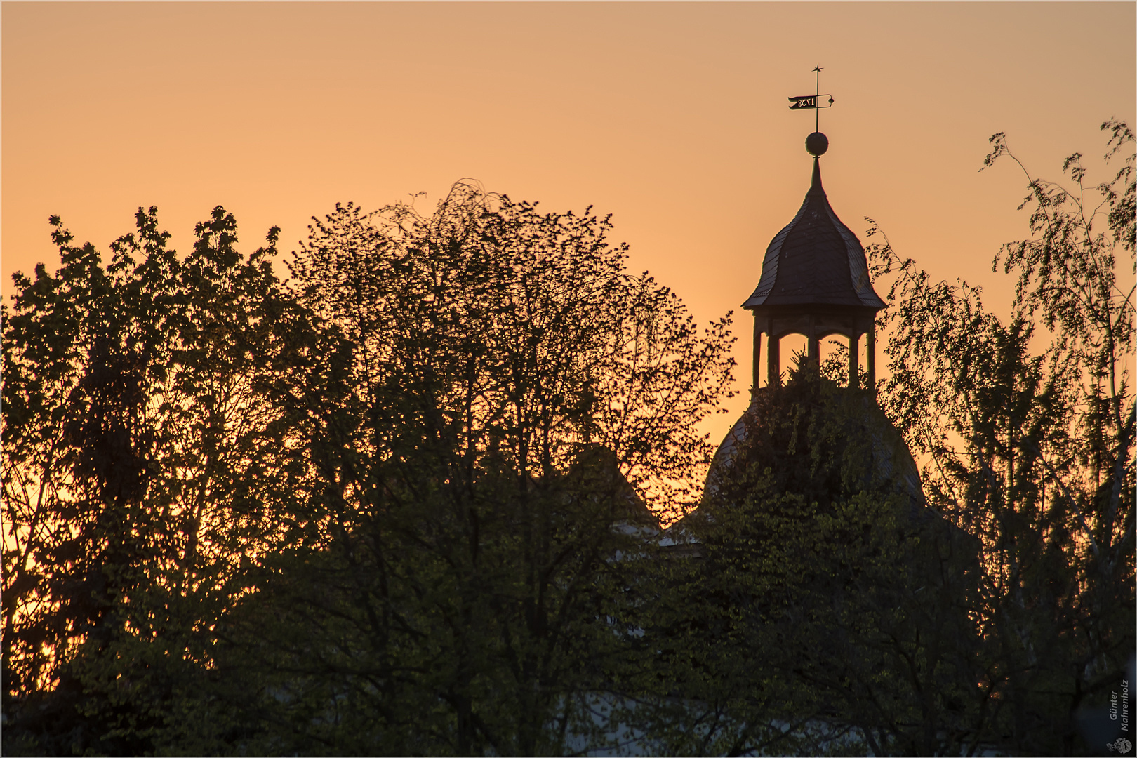 Kirchturmspitze am Abend