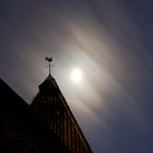 Kirchturmspitze im Mondlicht